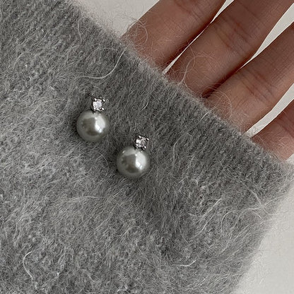 Kaunis Helmi Korvarengas ainutlaatuisella tyylillä