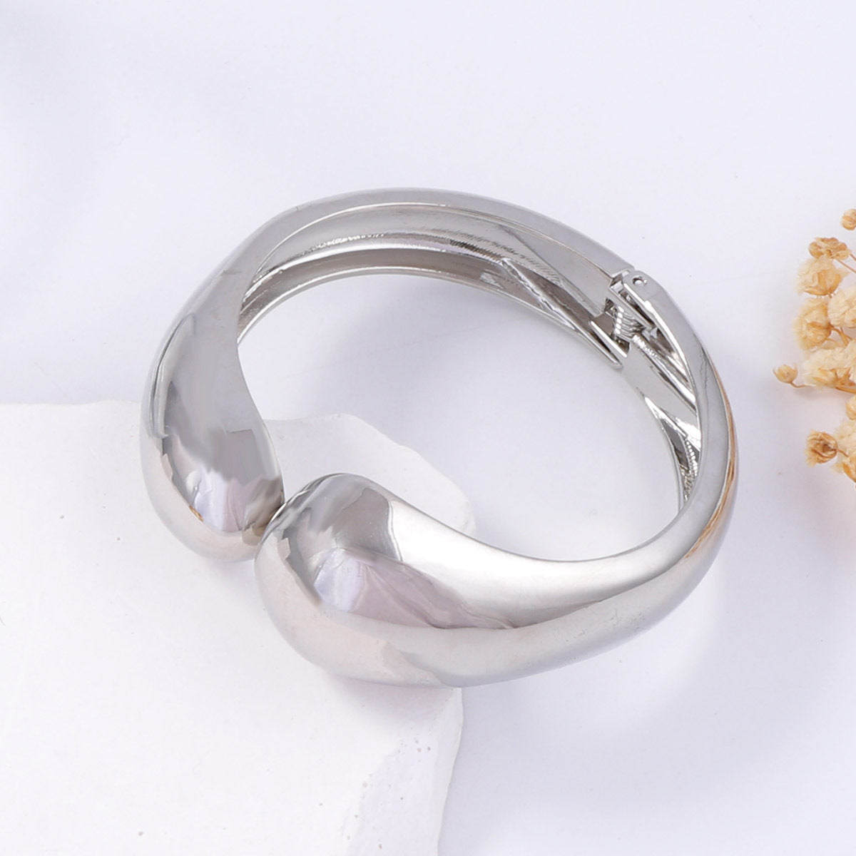 Klassinen Rannekoru ajattomalla viehätyksellä