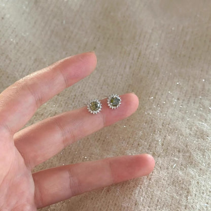 Kaunis Korvarengas ainutlaatuisella tyylillä