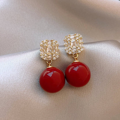 Kaunis Helmi Korvarengas ainutlaatuisella tyylillä