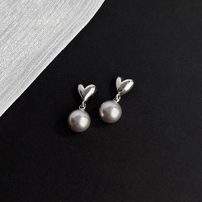 Kaunis Helmi Korvarengas ainutlaatuisella tyylillä