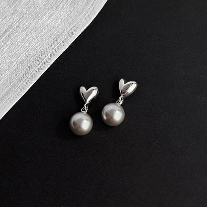 Kaunis Helmi Korvarengas ainutlaatuisella tyylillä