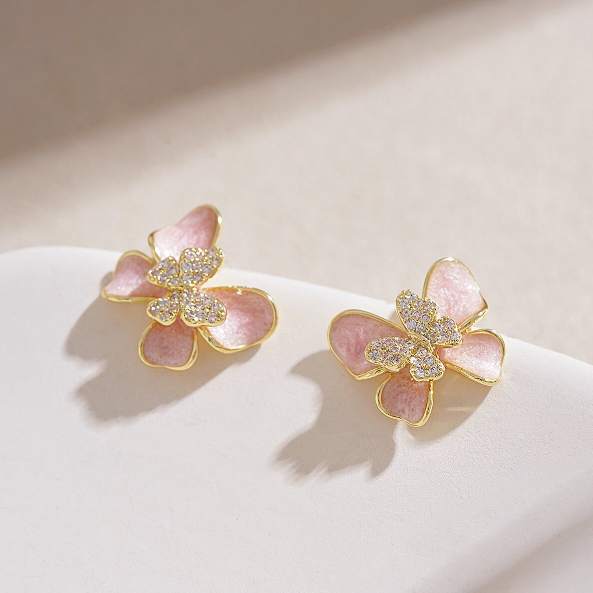 Kaunis Korvarengas ainutlaatuisella tyylillä