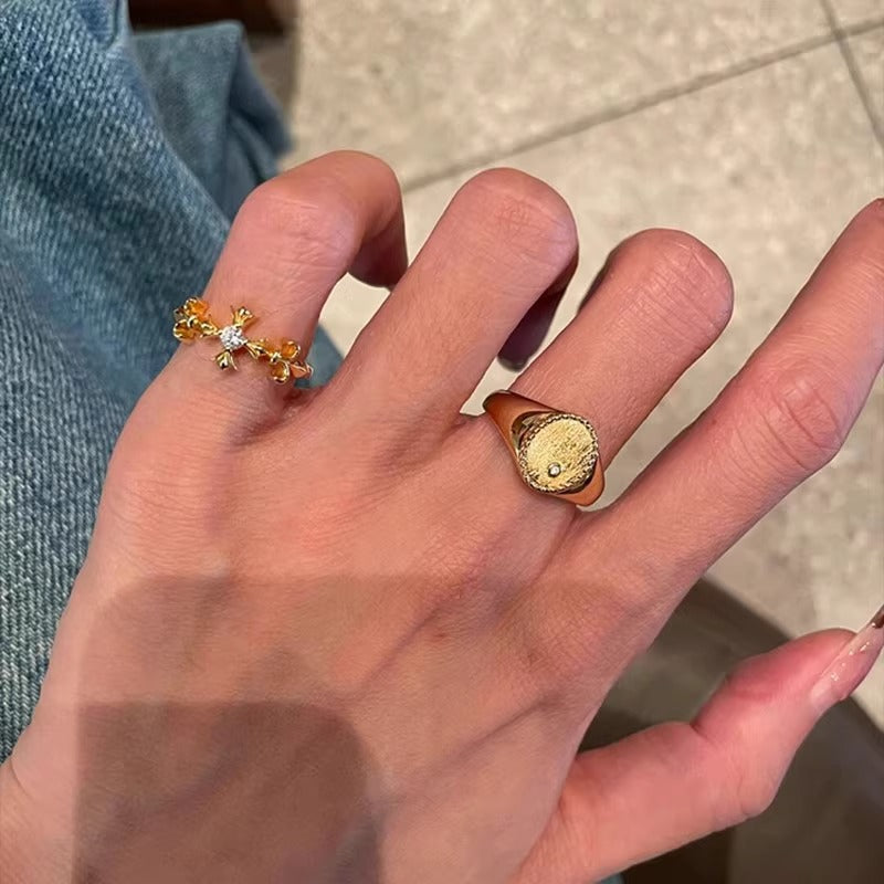 Klassinen Sormus ajattomalla viehätyksellä