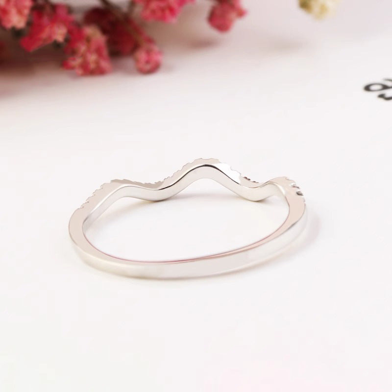 Klassinen Sormus ajattomalla viehätyksellä