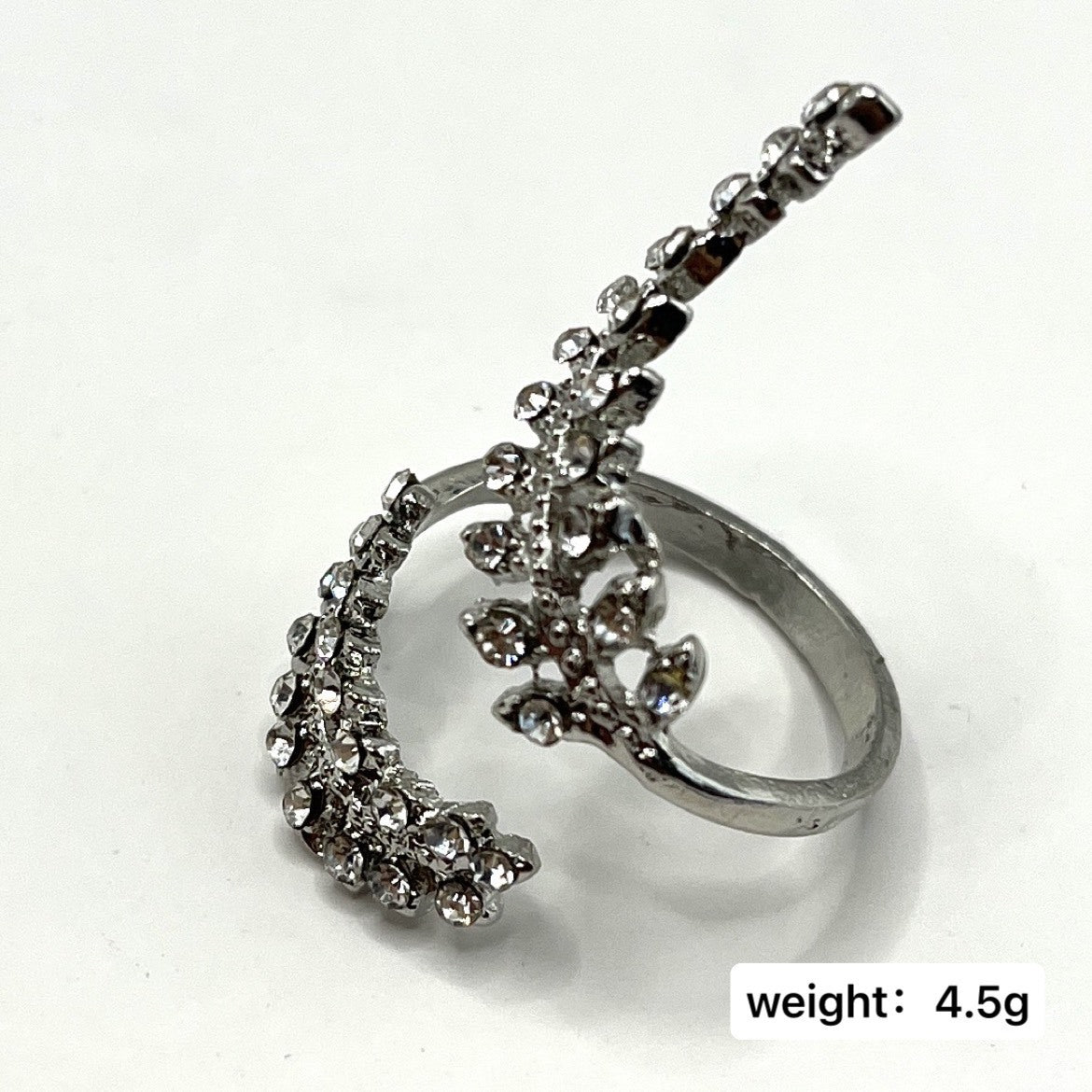 Kaunis Sormus ainutlaatuisella tyylillä