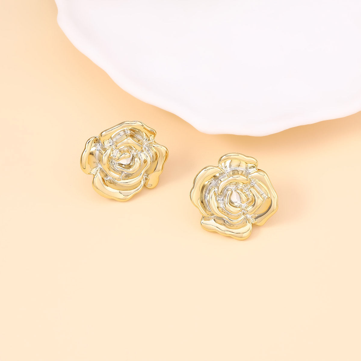 Kaunis Korvarengas ainutlaatuisella tyylillä