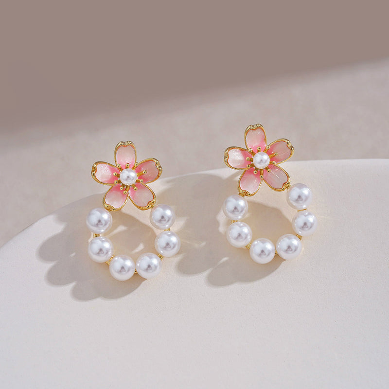 Kaunis Helmi Korvarengas ainutlaatuisella tyylillä