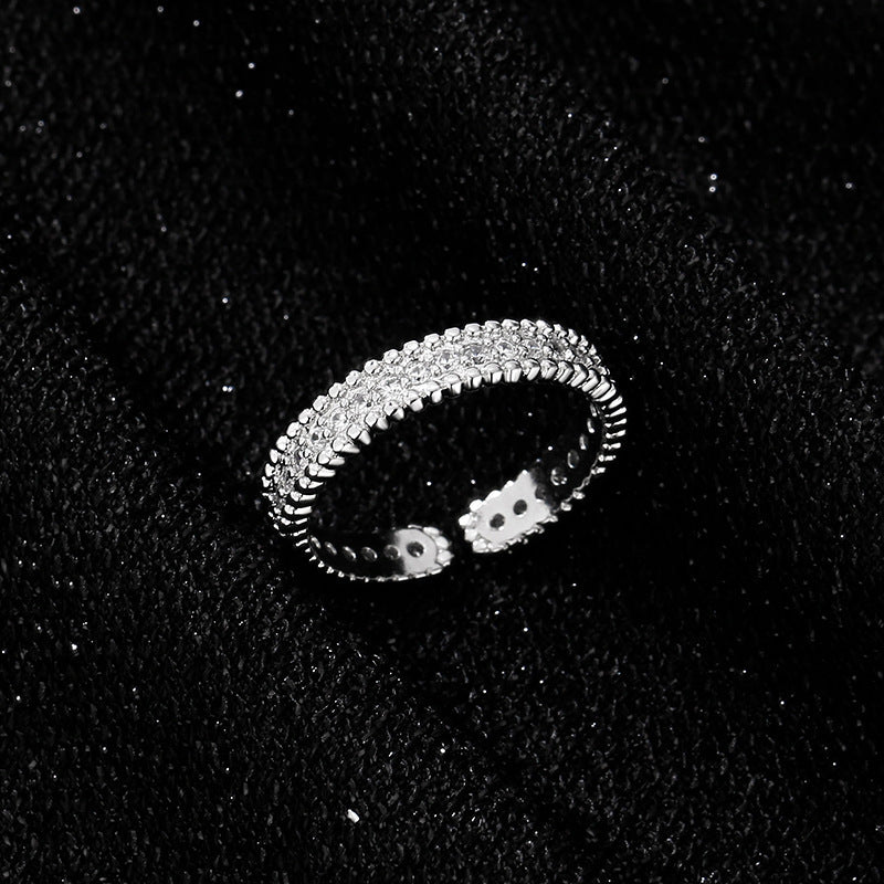 Klassinen Sormus ajattomalla viehätyksellä