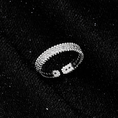 Klassinen Sormus ajattomalla viehätyksellä