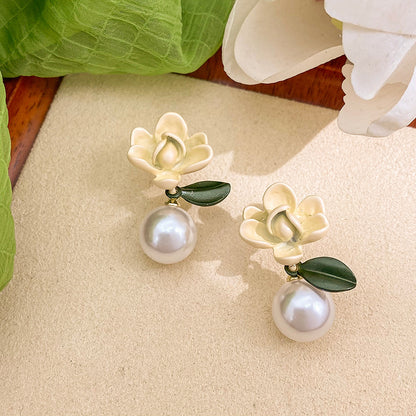 Kaunis Helmi Korvarengas ainutlaatuisella tyylillä