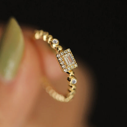 Klassinen Sormus ajattomalla viehätyksellä