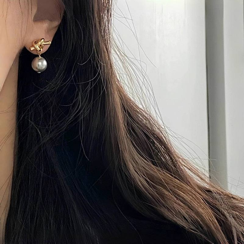 Klassinen Helmi Korvarengas ajattomalla viehätyksellä