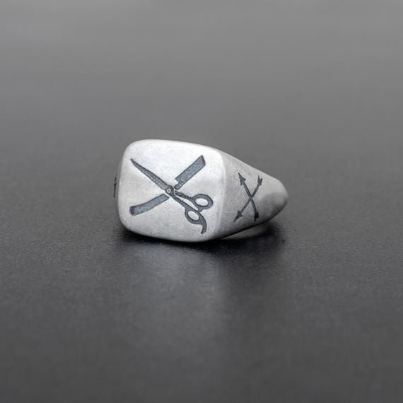 Klassinen Sormus ajattomalla viehätyksellä