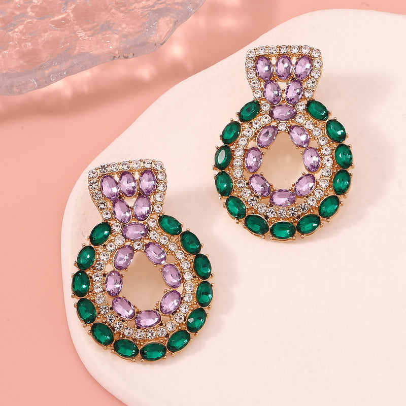 Kaunis Korvarengas ainutlaatuisella tyylillä