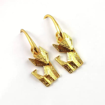 Klassinen Sormus ajattomalla viehätyksellä