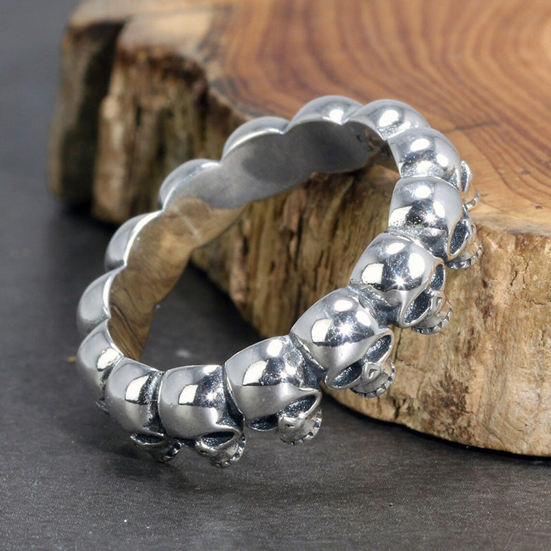 Klassinen Sormus ajattomalla viehätyksellä