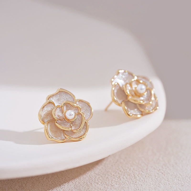 Klassinen Helmi Korvarengas ajattomalla viehätyksellä