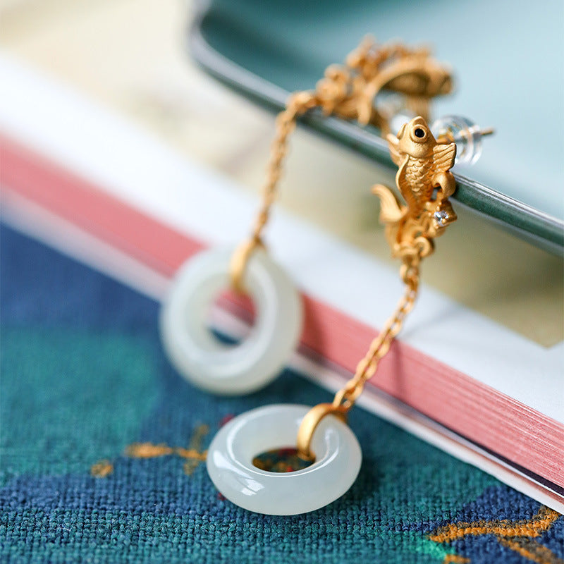 Kaunis Hopea Korvarengas ainutlaatuisella tyylillä