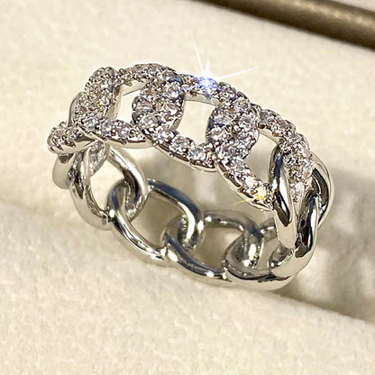 Klassinen Sormus ajattomalla viehätyksellä