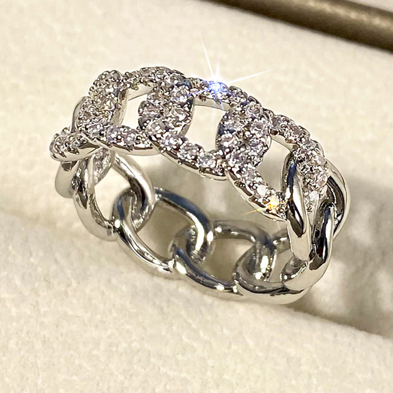 Klassinen Sormus ajattomalla viehätyksellä