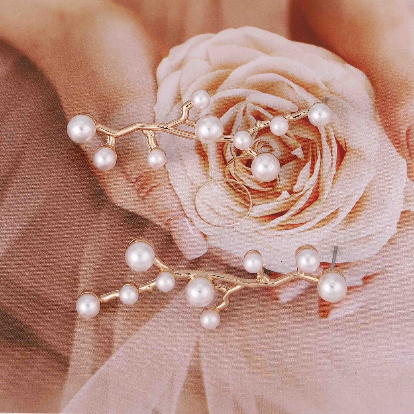 Klassinen Helmi Korvarengas ajattomalla viehätyksellä