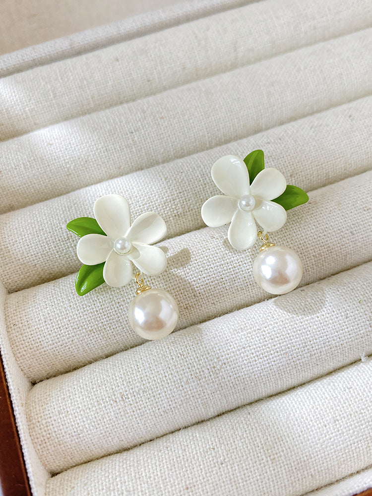 Hurmaava Helmi Korvarengas jokaiseen tilaisuuteen