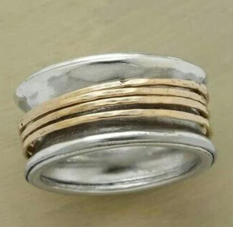 Klassinen Sormus ajattomalla viehätyksellä