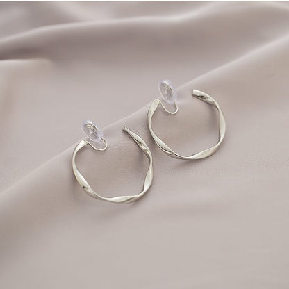 Kaunis Korvarengas ainutlaatuisella tyylillä