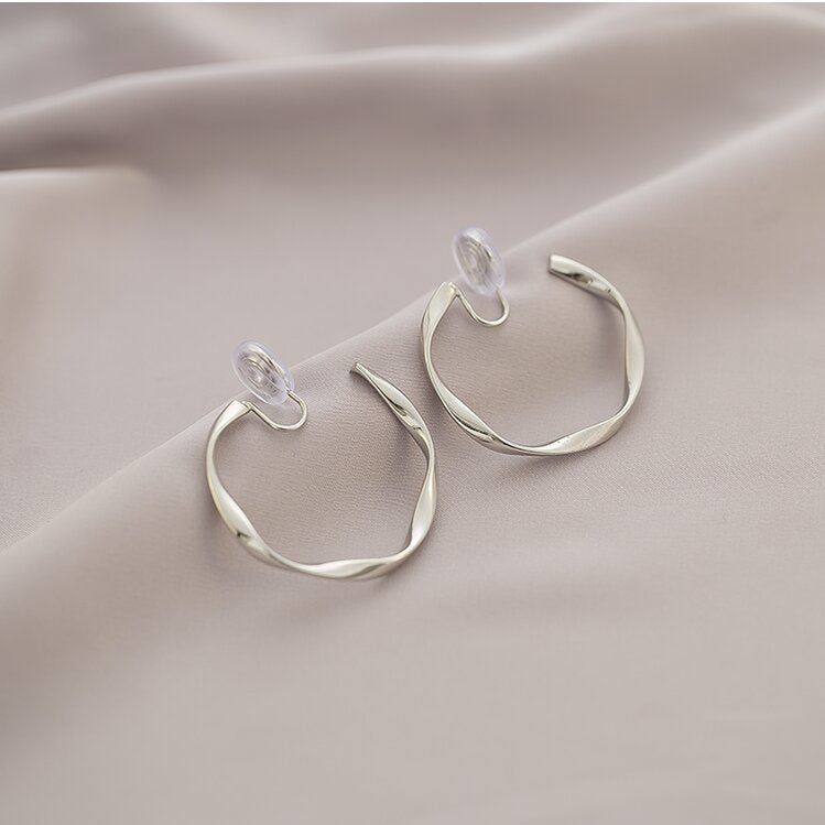 Kaunis Korvarengas ainutlaatuisella tyylillä