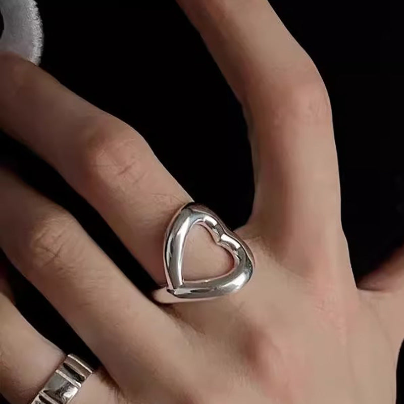 Klassinen Sormus ajattomalla viehätyksellä