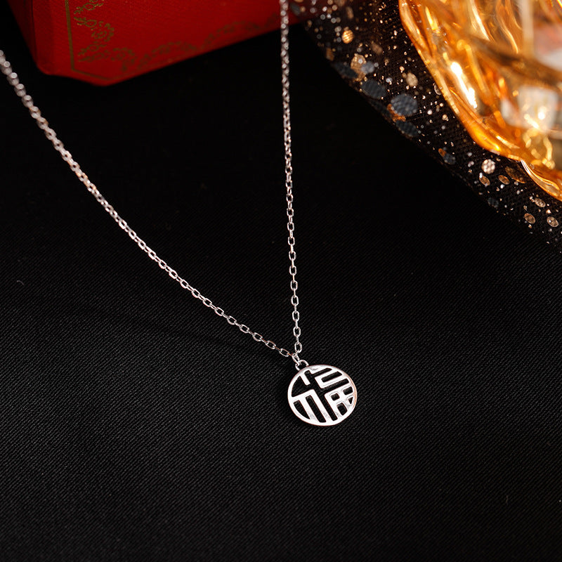 Klassinen Kaulakoru ajattomalla viehätyksellä