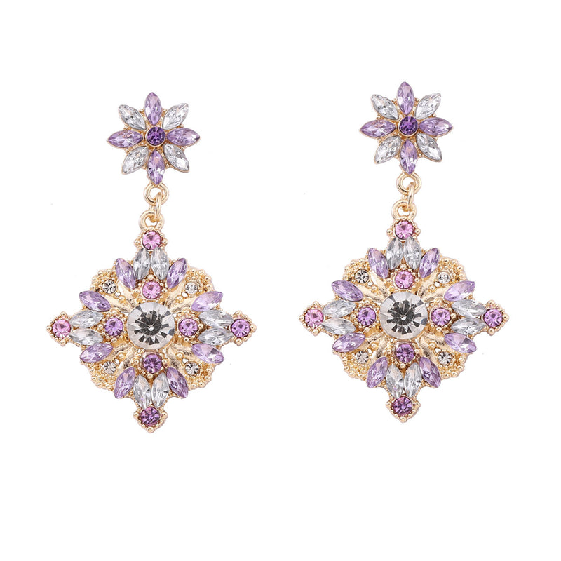 Kaunis Korvarengas ainutlaatuisella tyylillä