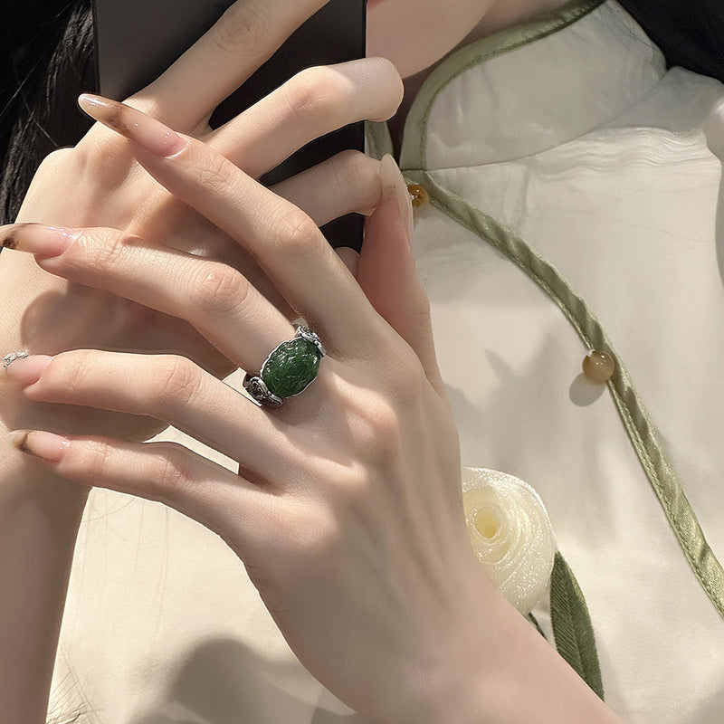 Elegantti Hopea Sormus jokaiseen tilaisuuteen