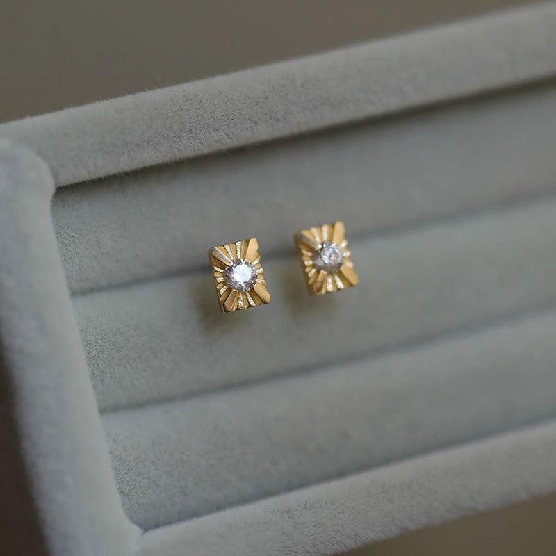 Kaunis Korvarengas ainutlaatuisella tyylillä