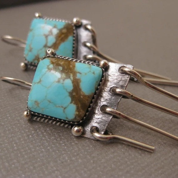 Klassinen Korvarengas ajattomalla viehätyksellä