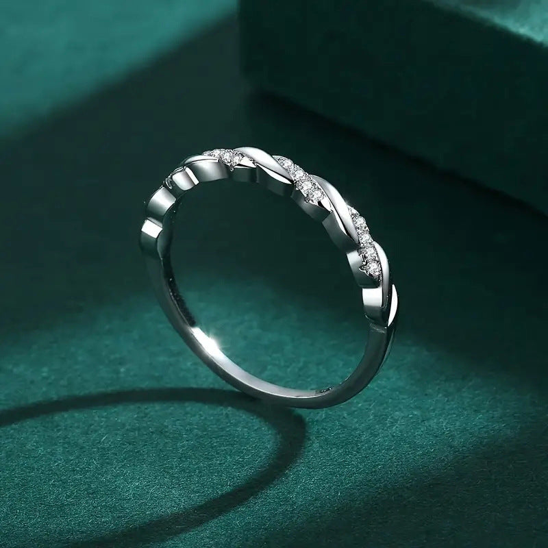 Klassinen Sormus ajattomalla viehätyksellä