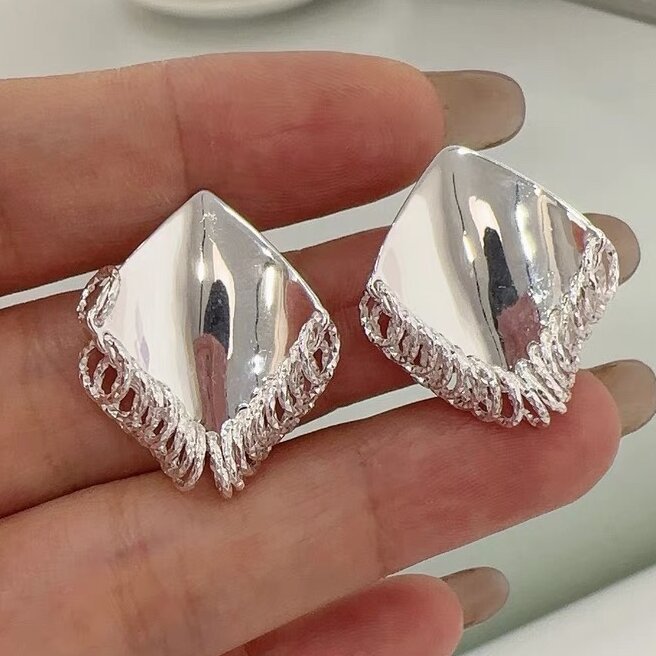 Hurmaava Hopea Korvarengas jokaiseen tilaisuuteen