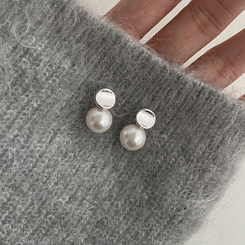 Kaunis Helmi Korvarengas ainutlaatuisella tyylillä