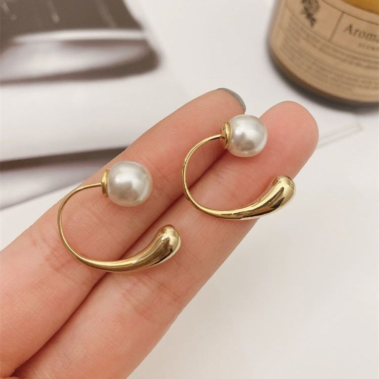 Kaunis Helmi Korvarengas ainutlaatuisella tyylillä