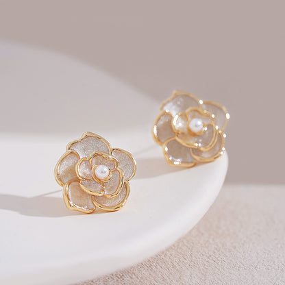 Klassinen Helmi Korvarengas ajattomalla viehätyksellä