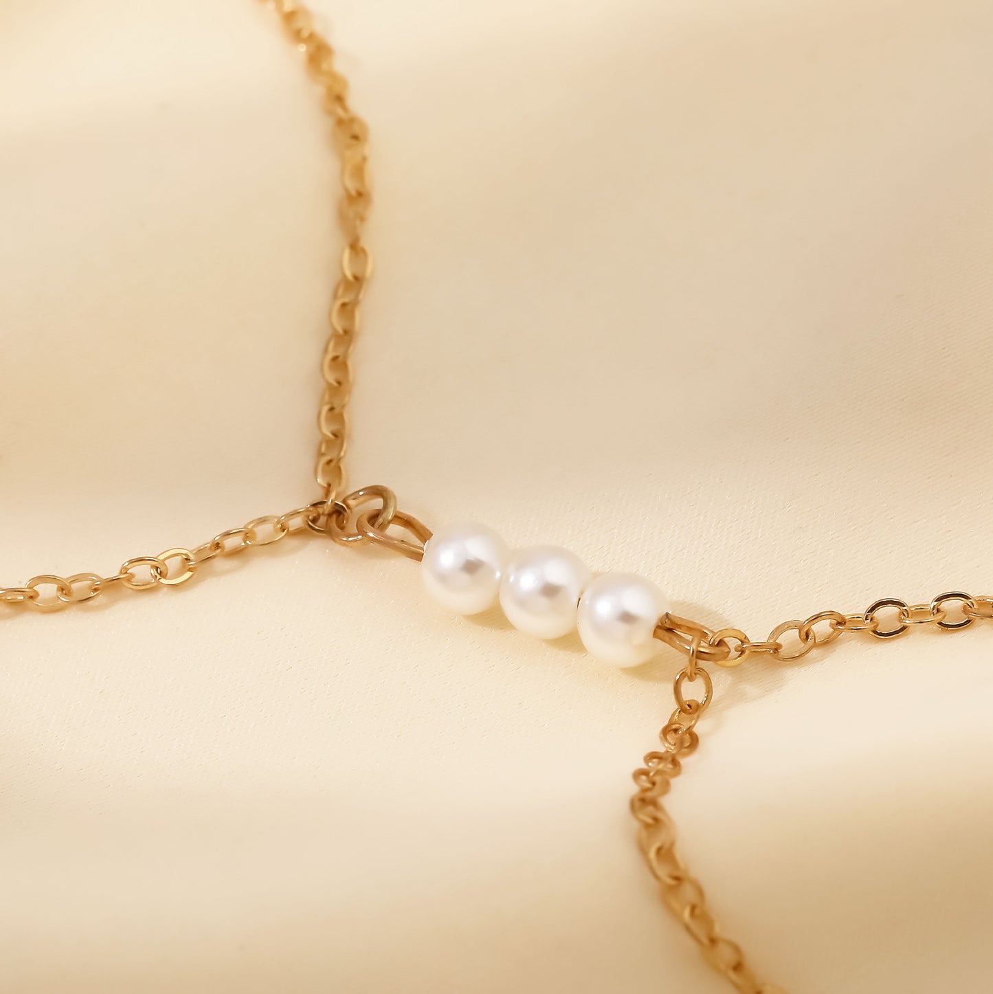 Klassinen Helmi Rannekoru ajattomalla viehätyksellä
