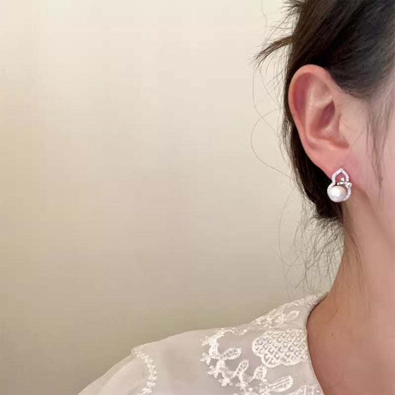 Kaunis Helmi Korvarengas ainutlaatuisella tyylillä