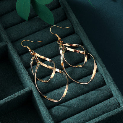 Kaunis Korvarengas ainutlaatuisella tyylillä