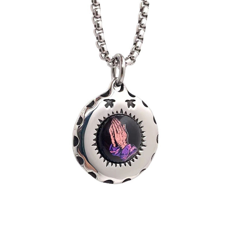 Klassinen Riipus ajattomalla viehätyksellä