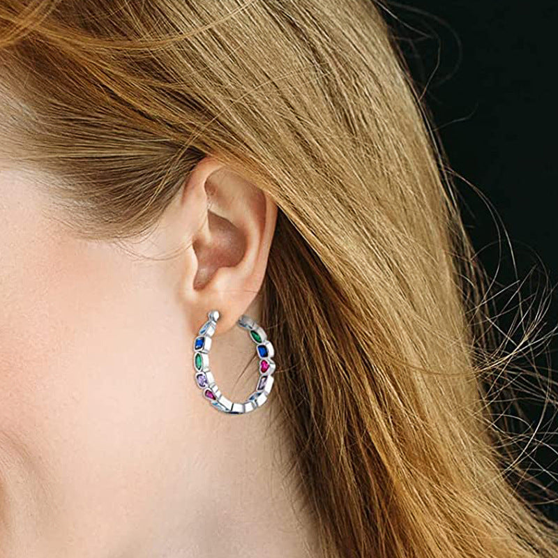 Kaunis Korvarengas ainutlaatuisella tyylillä