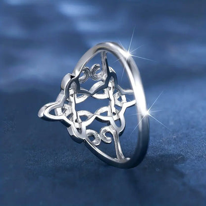 Klassinen Sormus ajattomalla viehätyksellä