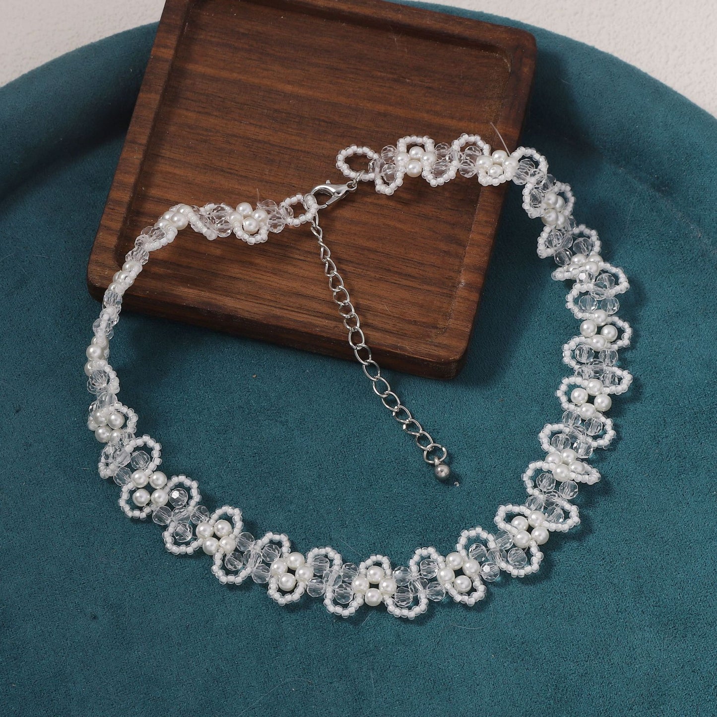 Klassinen Helmi Kaulakoru ajattomalla viehätyksellä