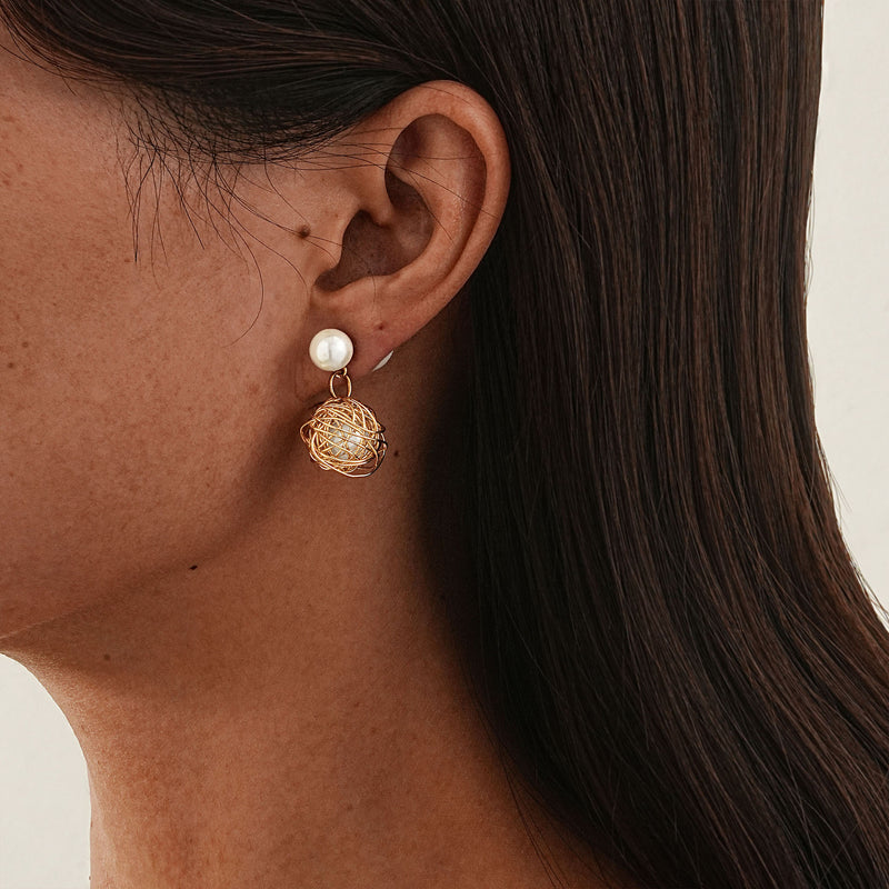 Klassinen Helmi Korvarengas ajattomalla viehätyksellä