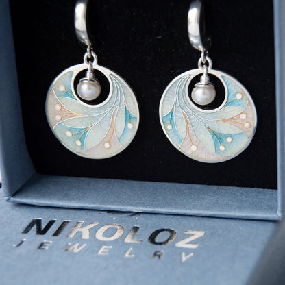 Kaunis Helmi Korvarengas ainutlaatuisella tyylillä